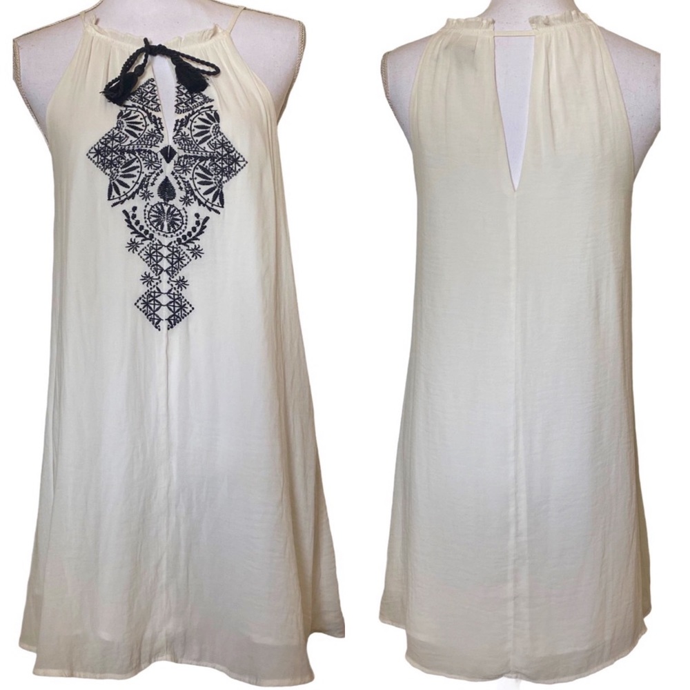 Forever 21 white flowy dress with black embroidery Size M Medium